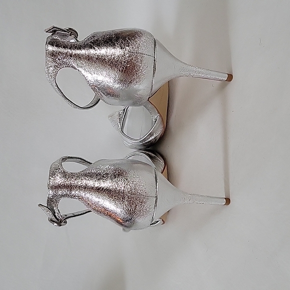 NEW Marc Fisher Brodie Silver Bow Ankle Strap Heel Size 9.5 - Picture 7 of 15